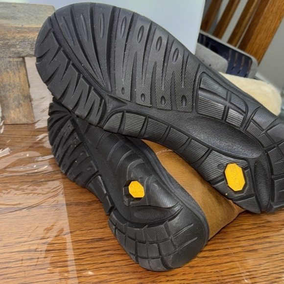 Women’s UGG classic camel leather short boots/booties. Size 8. EUC. - Picture 5 of 7